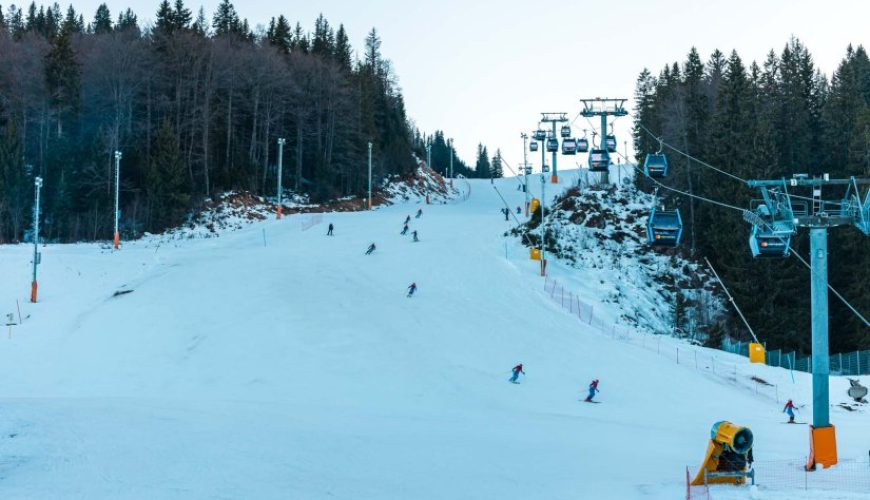 Zimska sezona na Jahorini otvorena uz više od 5.000 skijaša, koncerte i noćno skijanje