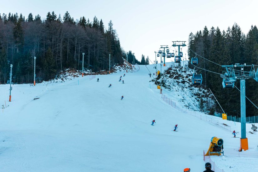 Zimska sezona na Jahorini otvorena uz više od 5.000 skijaša, koncerte i noćno skijanje